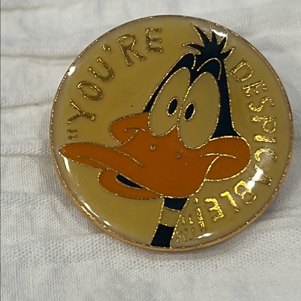 Daffy Duck Enamel Pin Warden Brose 1990 Trading Official View 2